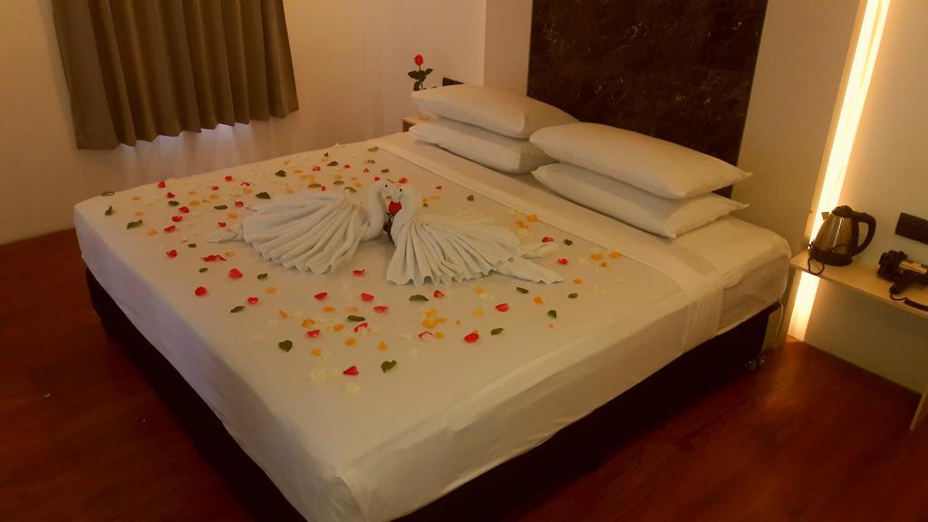 Royal Crown Hotel Yangon Ngoại thất bức ảnh
